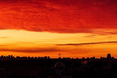 Gün batımı şehrin üzerinde, güzel gün batımı gökyüzü