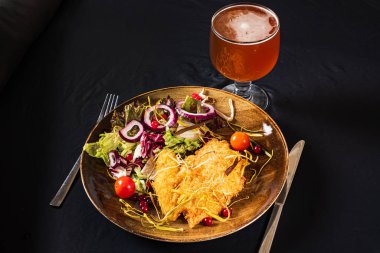 Salata ve biralı şnitzel.