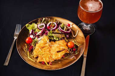 Salata ve biralı şnitzel.