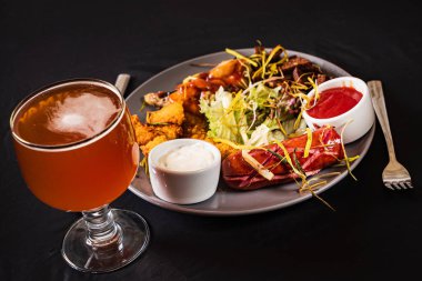 Lezzetli aperatifler barda.