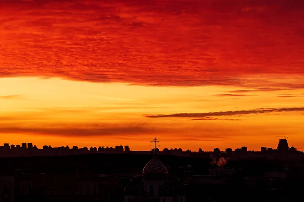 Ηλιοβασίλεμα Πάνω Από Την Πόλη Ωραίο Ηλιοβασίλεμα Ουρανό — Φωτογραφία Αρχείου