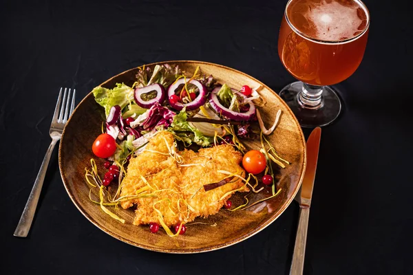 Schnitzel Met Salade Bier — Stockfoto