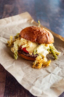 Modern kafede lezzetli bir burger.