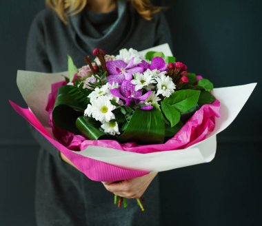 Ellerinde güzel bir kova.