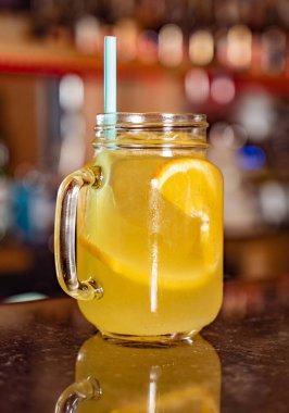 Bitki ve meyveli taze limonata.