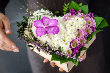 kadın elinde güzel buket 