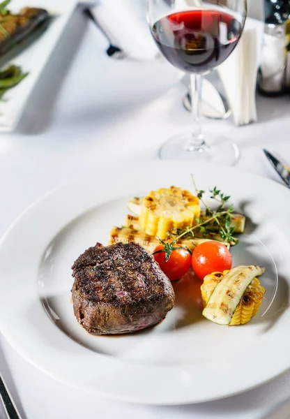 Steak Grilled Vegetables Wine — Stock Photo, Image