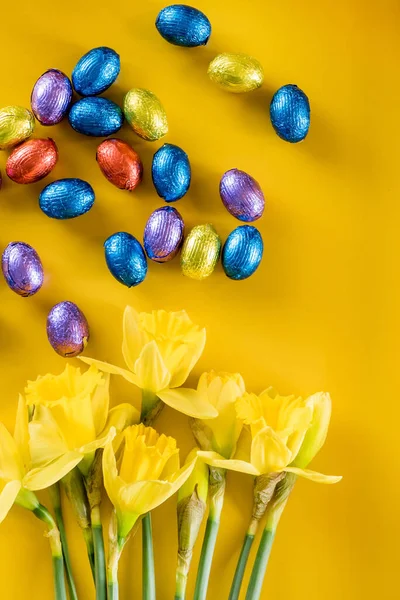 黄色の水仙やチョコレートの卵 — ストック写真