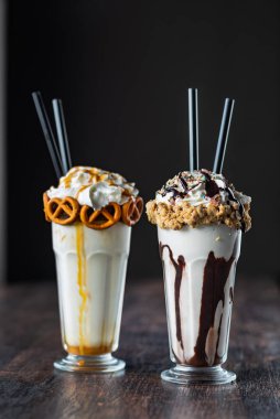 Tatlı soslu lezzetli milkshake.
