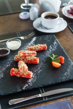 Şeker ve tarçın ile serpilir churros 