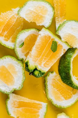 Sarı arka planda taze greyfurt