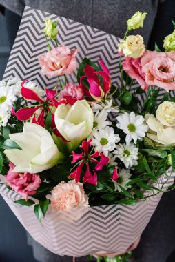 kadın elinde güzel buket 