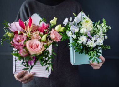 kadın elinde güzel buket 