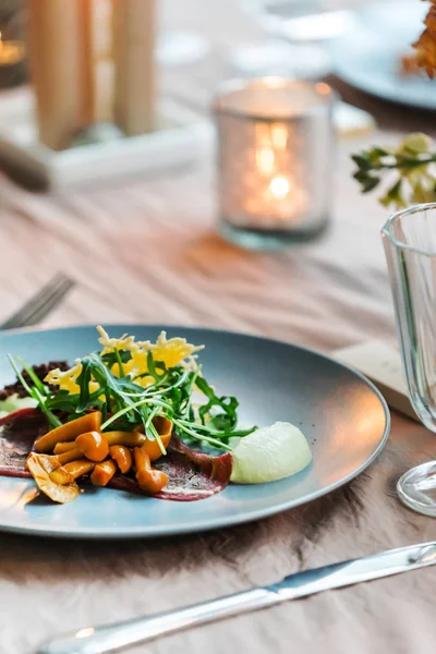 Påskbord Med Ljus Och Blommor — Stockfoto