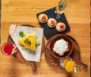 Kafede kreplerle öğle yemeği.