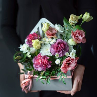 kadın elinde güzel buket 