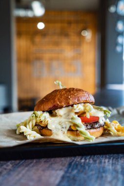 Modern kafede lezzetli bir burger.