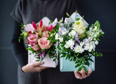 kadın elinde güzel buket 