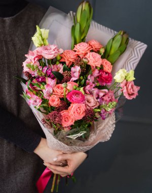 kadın elinde güzel buket 