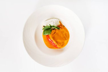 Doldurulmuş biber beyaz tabakta