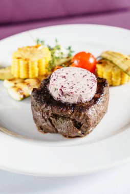 Izgara sebzeli biftek ve şarap.