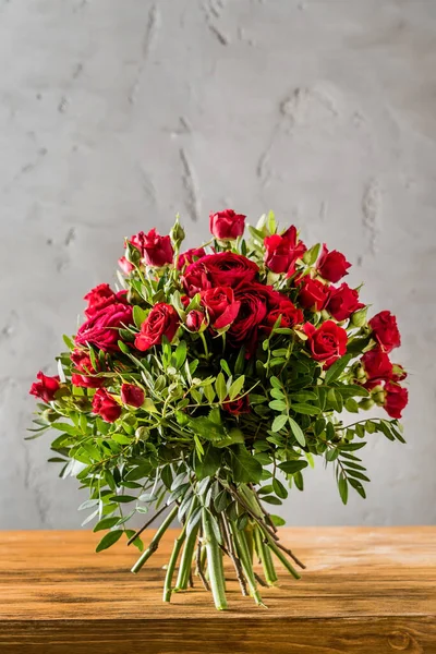 Red Roses Wooden Background — Stock Photo, Image