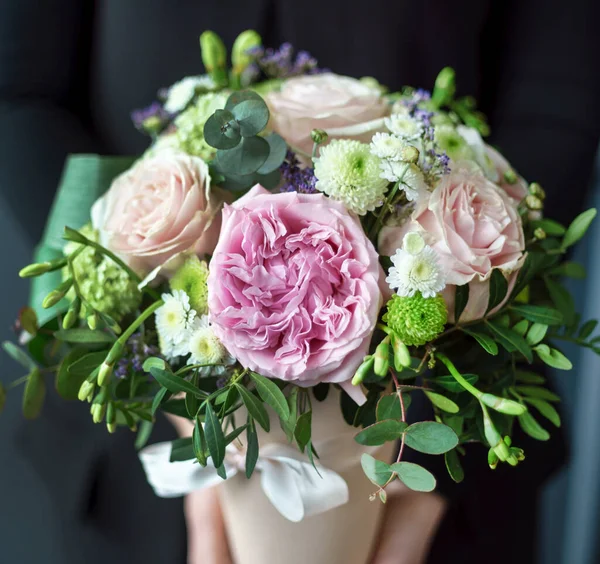 Bel Bouquet Nelle Mani Della Donna — Foto Stock