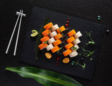 Siyah arka planda suşi.