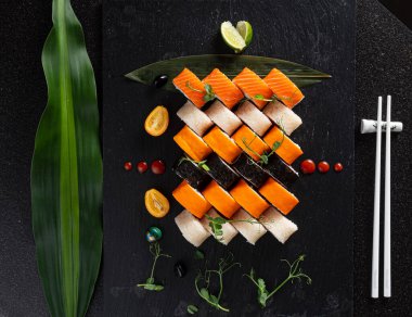 Siyah arka planda suşi.