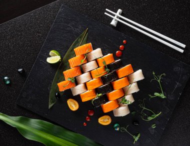 Siyah arka planda suşi.