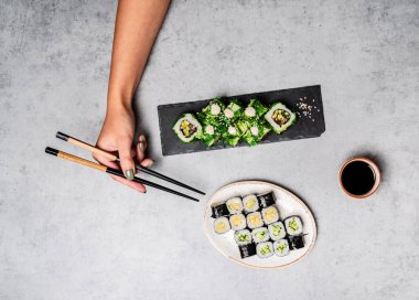 Kafede suşi yiyen bir kadın.