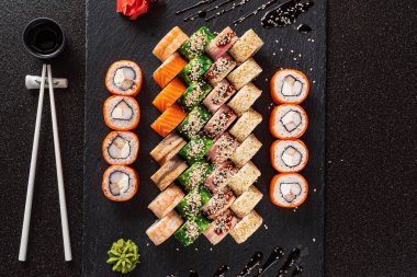 Siyah arka planda suşi.