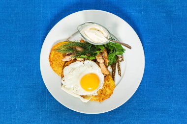 Kızarmış yumurta ve soslu patatesli gözleme.