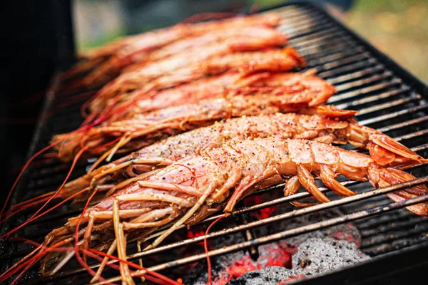 Chef Cocinando Camarones Parrilla Con Salsa —  Fotos de Stock