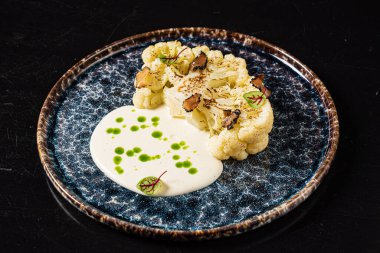 otlu ve soslu fırında karnabahar.