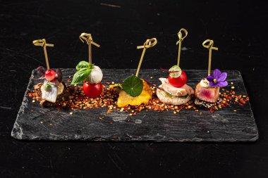 Siyah arka planda lezzetli bir kanepe.