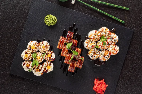 Sushi Auf Schwarzem Hintergrund — Stockfoto
