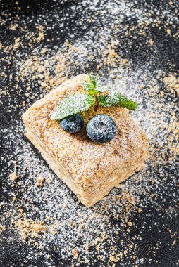 Siyah arka planda kremalı pasta