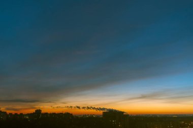 Gün batımı şehrin üzerinde, güzel gün batımı gökyüzü