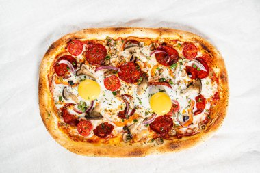 Yumurtalı ve sosisli pizza.