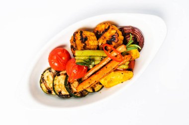 Beyaz arka planda ızgara sebze.