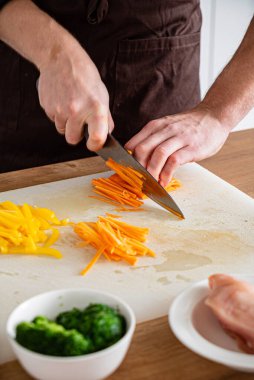 Şef lokantada çalışıyor.