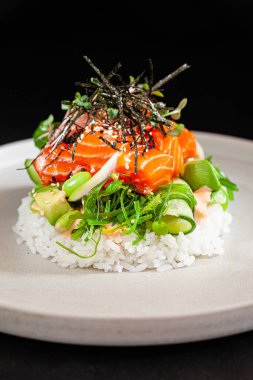 Somon, avokado ve otlu pilav.