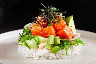 Somon, avokado ve otlu pilav.