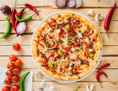 Ahşap arka planda lezzetli bir pizza.