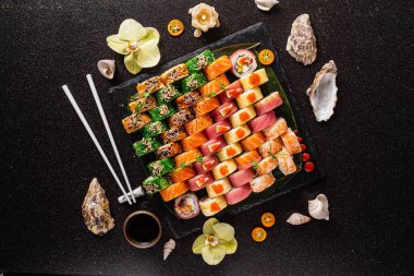 Siyah arka planda suşi.