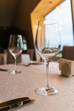  Bir restoranda yemek masası servis ettim. Restoran içi.