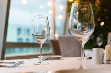  Bir restoranda yemek masası servis ettim. Restoran içi.