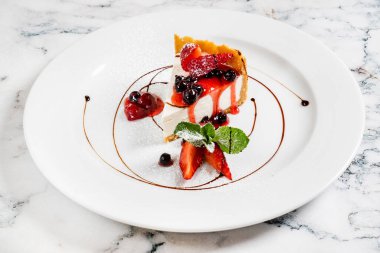 Taze çilek ve naneli cheesecake.