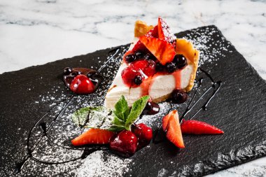 Taze çilek ve naneli cheesecake.